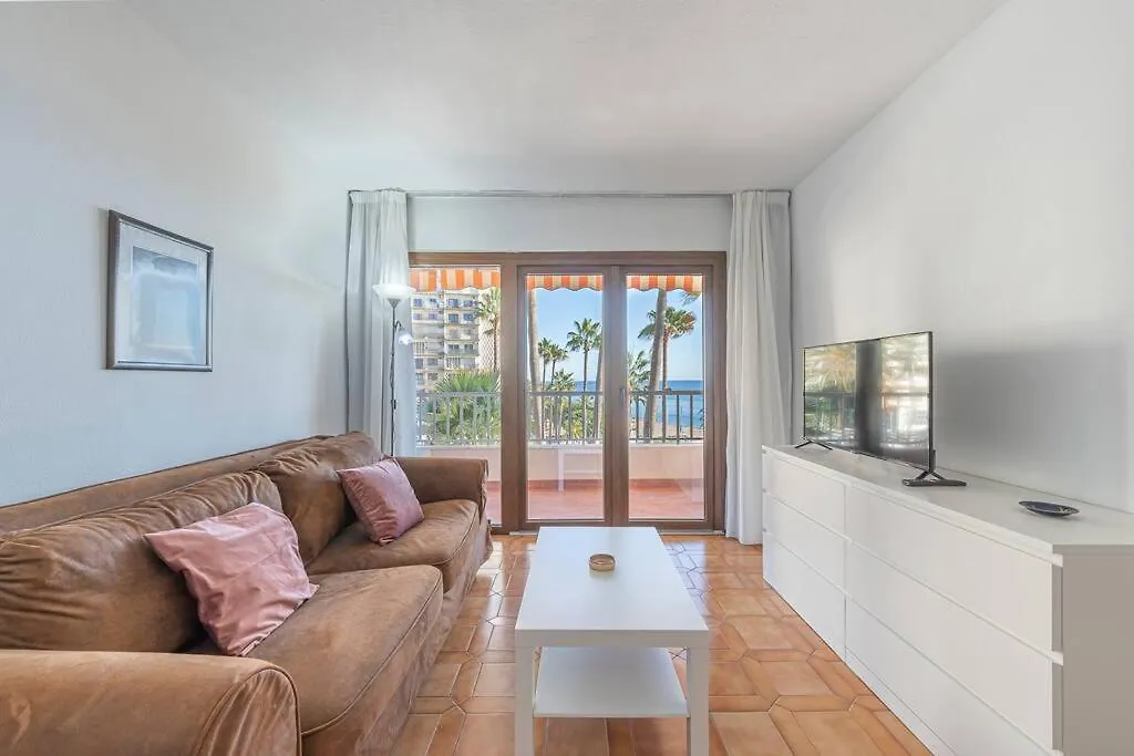 Apartment Oceanfront Retreat: Your Serene Oasis By The Sea! Marbella